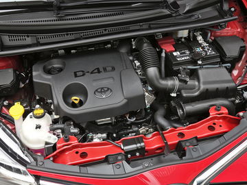 Vista del motor del Toyota Yaris, con notoria pulcritud y mantenimiento.