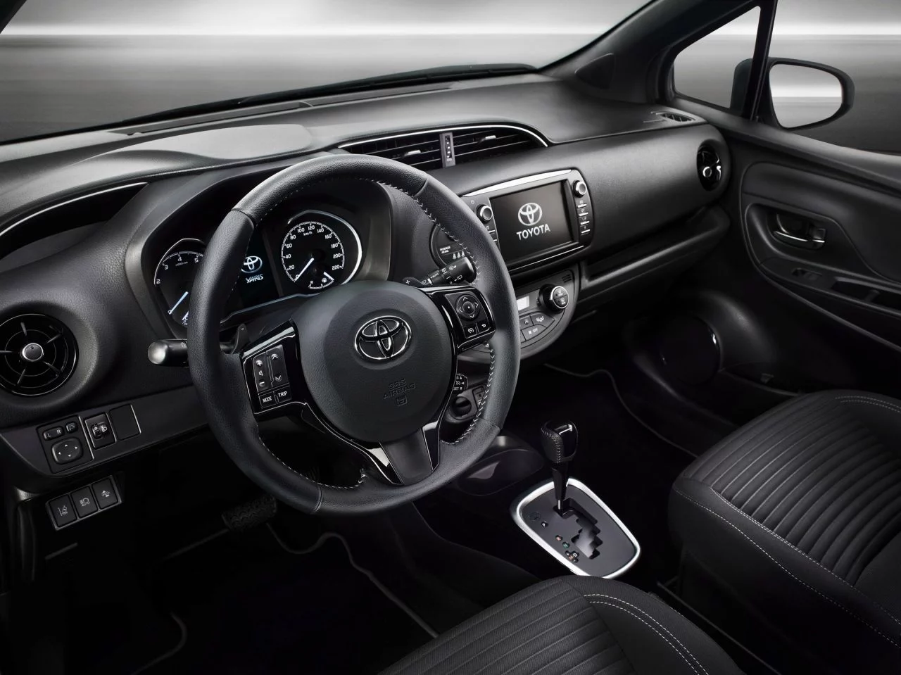 Vista del habitáculo del Toyota Yaris, mostrando acabados y ergonomía.