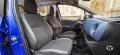 Vista lateral interior del Toyota Yaris, destacando su conservación y calidad de materiales.