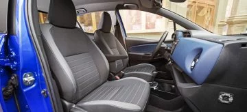 Vista lateral interior del Toyota Yaris, destacando su conservación y calidad de materiales.