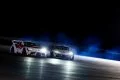 Dos vehículos en maniobra de drift nocturna para pruebas de seguridad vial