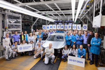 Empleados de Volkswagen Navarra junto al último Polo fabricado