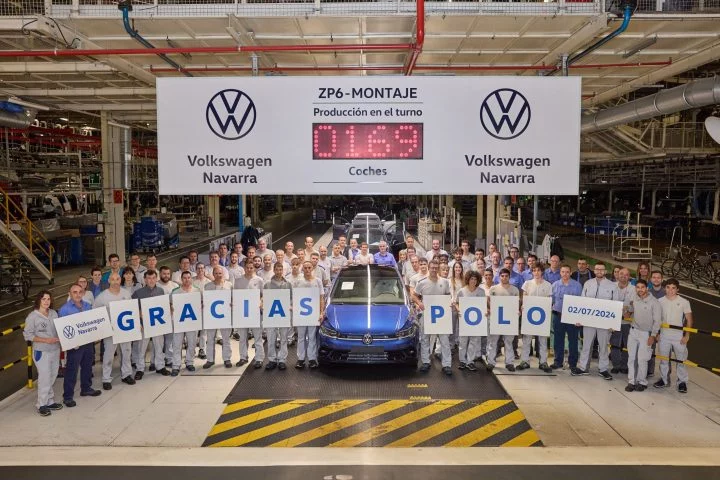 El último Volkswagen Polo en la línea de montaje de Navarra, rodeado de los orgullosos trabajadores.