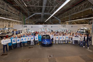 Trabajadores despiden al último Volkswagen Polo fabricado en Navarra