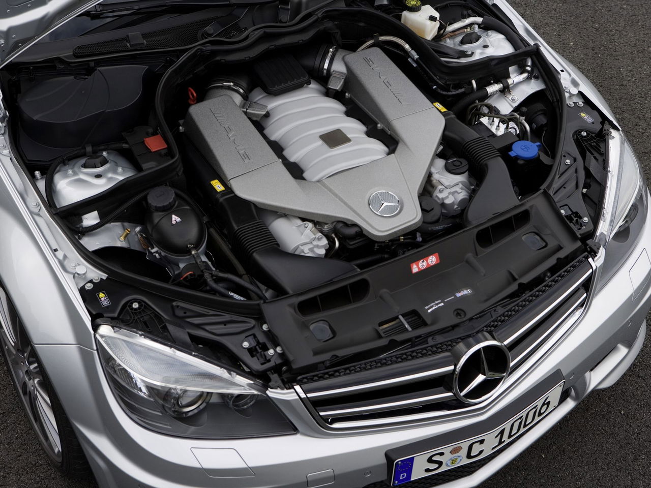 Vista del poderoso motor V8 del Mercedes C 63 AMG.