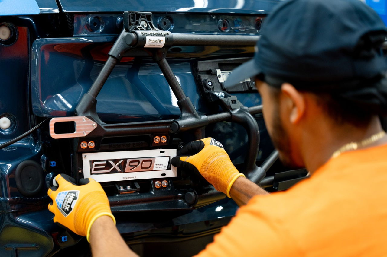 Volante y cuadro de mandos en detalle con tecnología contemporánea