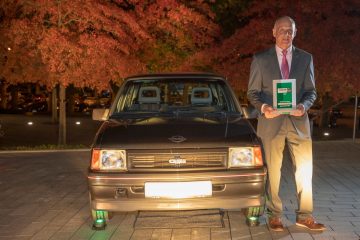 Volker Strycek junto al legendario Opel Corsa A GSi