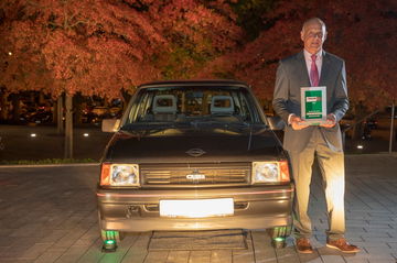 Volker Strycek junto al legendario Opel Corsa A GSi