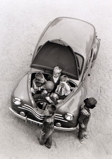 Vista aérea de un clásico Volkswagen Beetle con niños en su interior