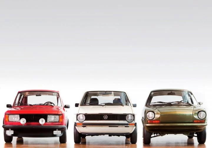 Vista frontal de la evolución del Volkswagen Golf a través de las generaciones.