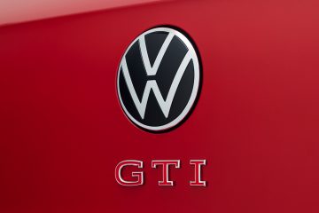 El emblema GTI adorna la carrocería del Volkswagen Golf GTI 2024.