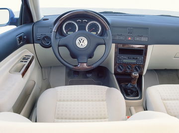 Vista del habitáculo Volkswagen, destacando la ergonomía y diseño sofisticado.