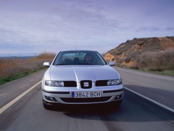 Vista frontal de un Volkswagen con diseño característico de su época