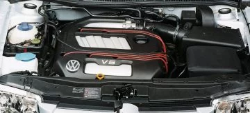 Imagen del peculiar motor V5 de Volkswagen, una pieza de la ingeniería automotriz.