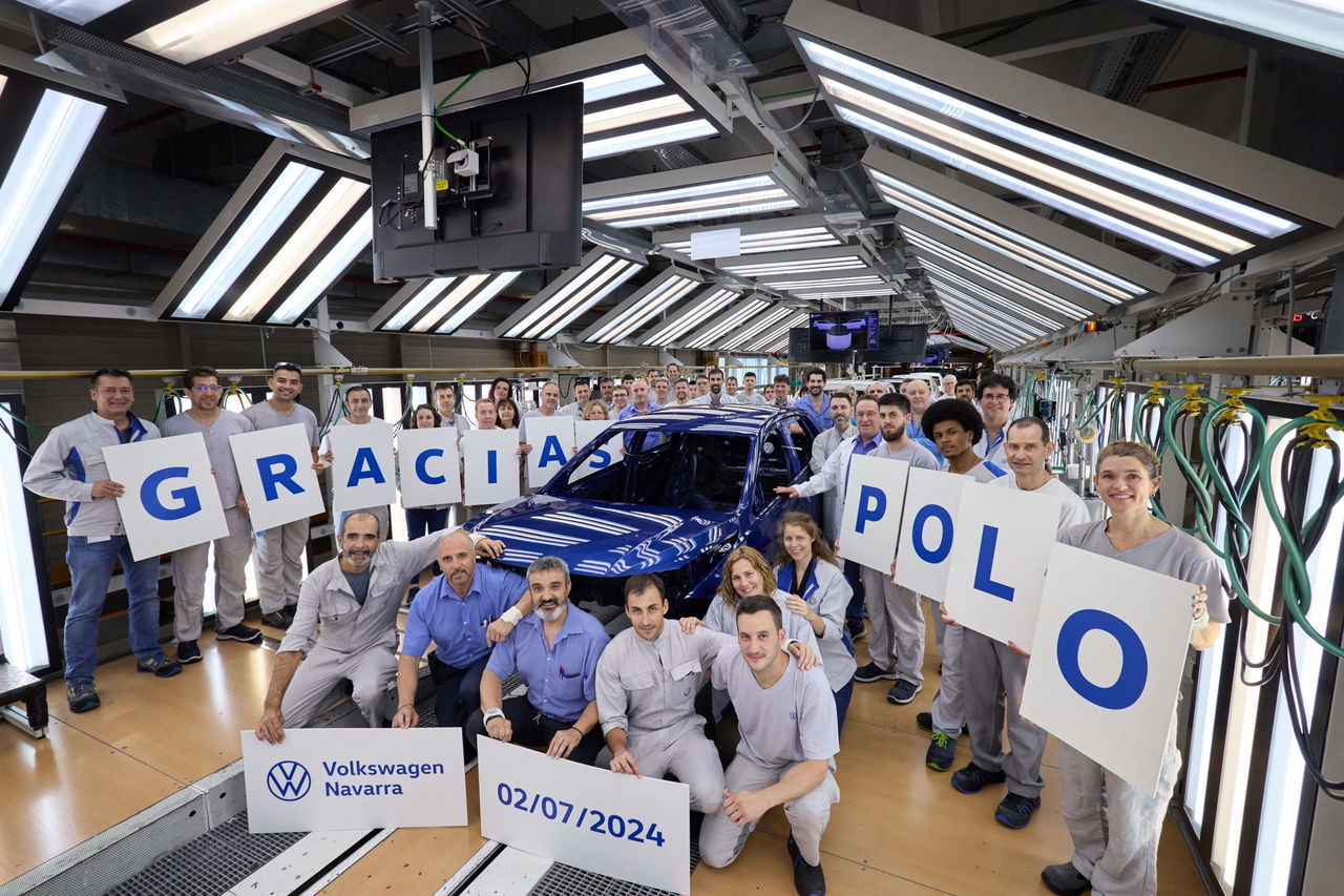 Emblema de una era: Trabajadores despiden al último Polo fabricado en Navarra.