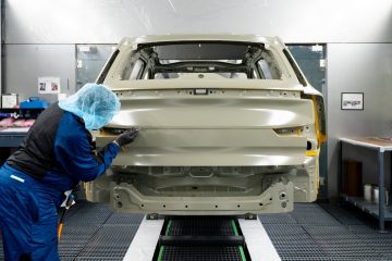 Trasera del Volvo EX90 en proceso de pintura en fábrica