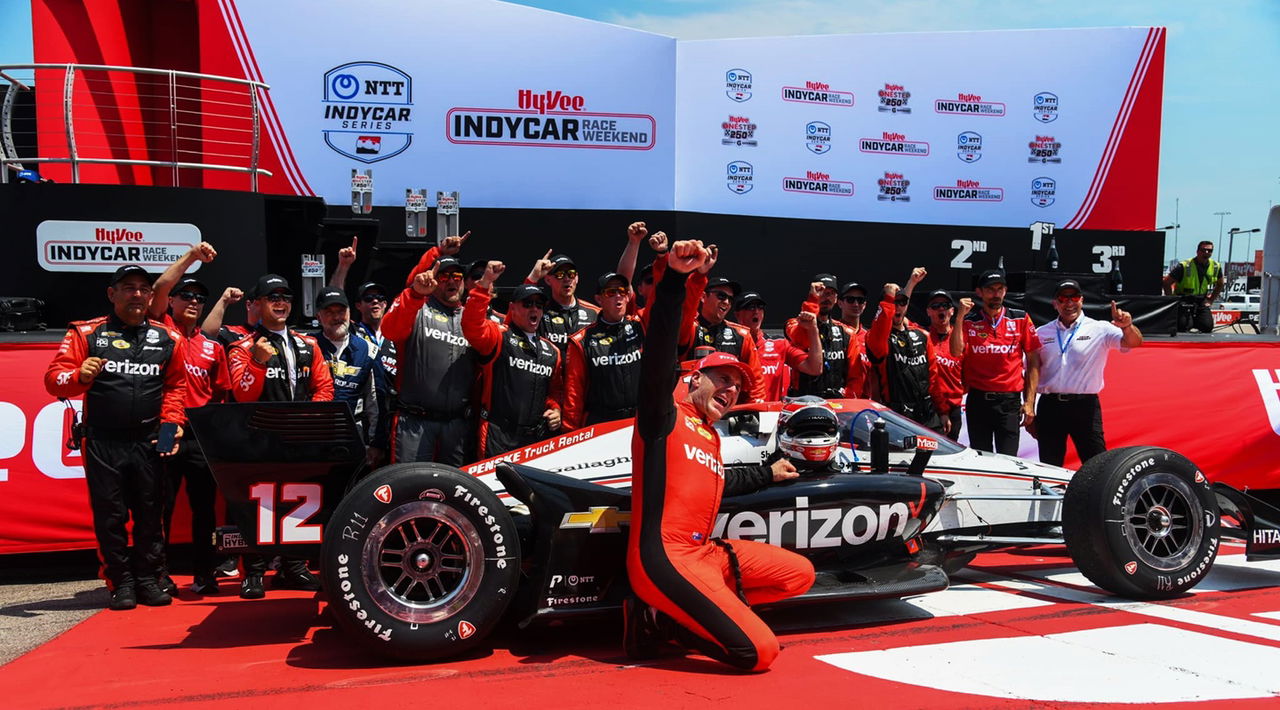 Will Power celebra con el equipo Penske tras vencer en Iowa