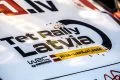 Vista cercana de la gráfica del Rally Letonia 2024 en un coche de competición WRC.