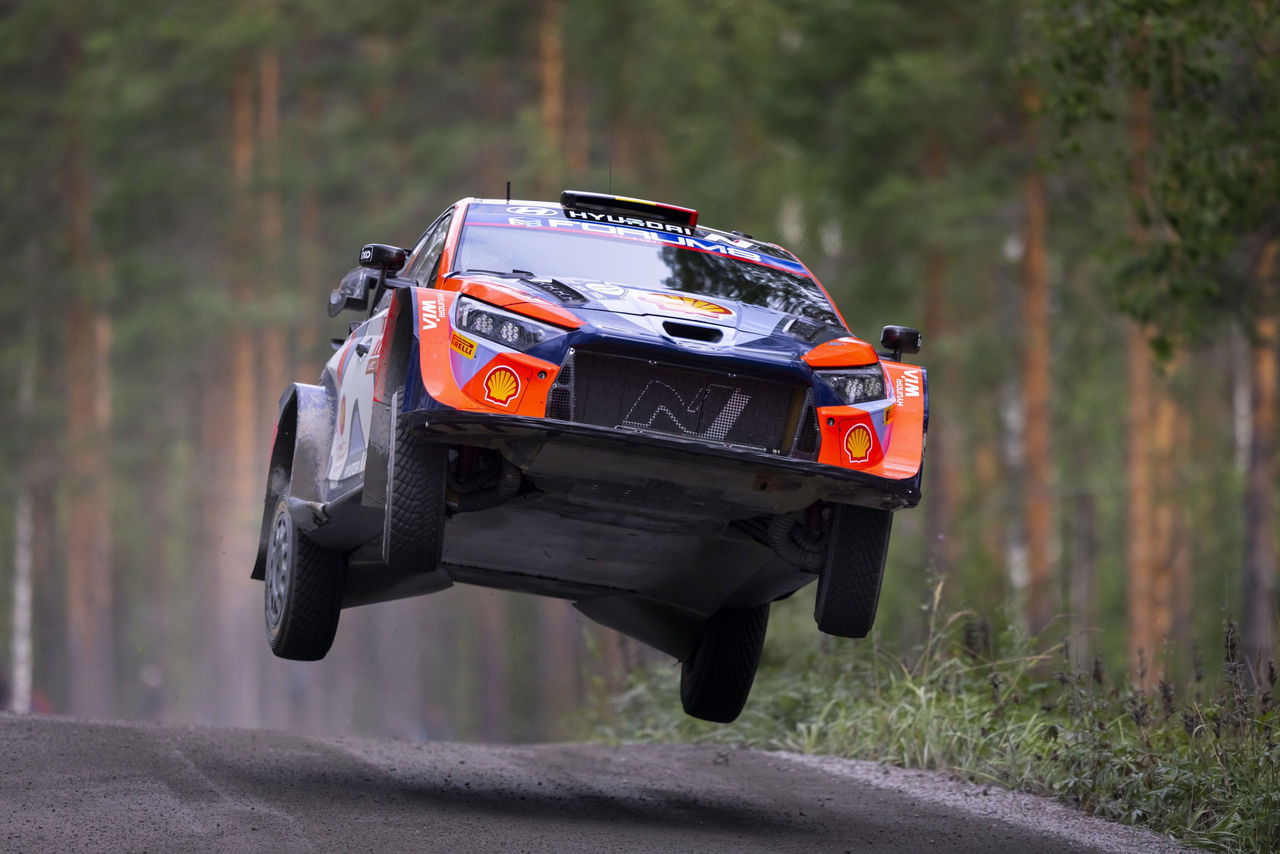 Hyundai i20 en pleno salto durante el Rally de Finlandia, dinamismo y control.