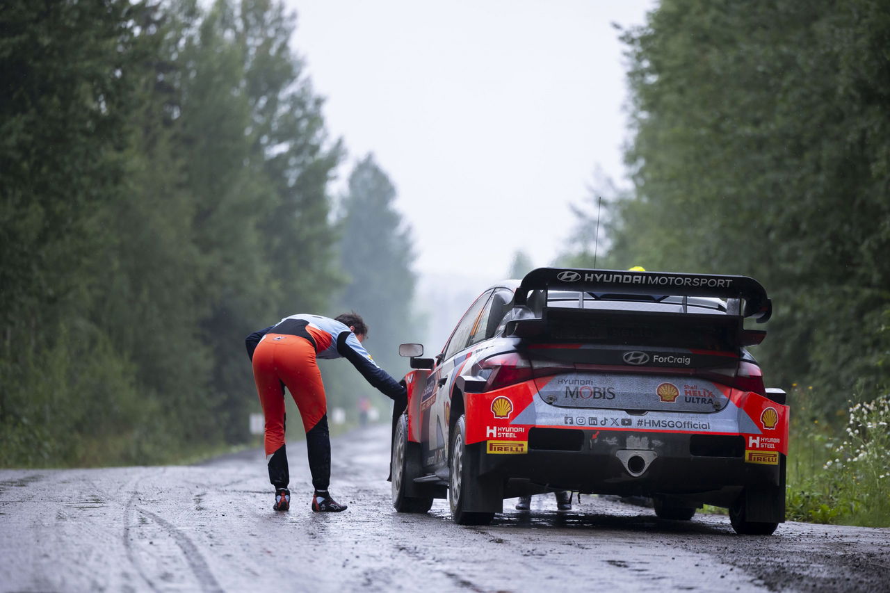 Imagen de un Hyundai i20 Coupe WRC en el Rally de Finlandia.