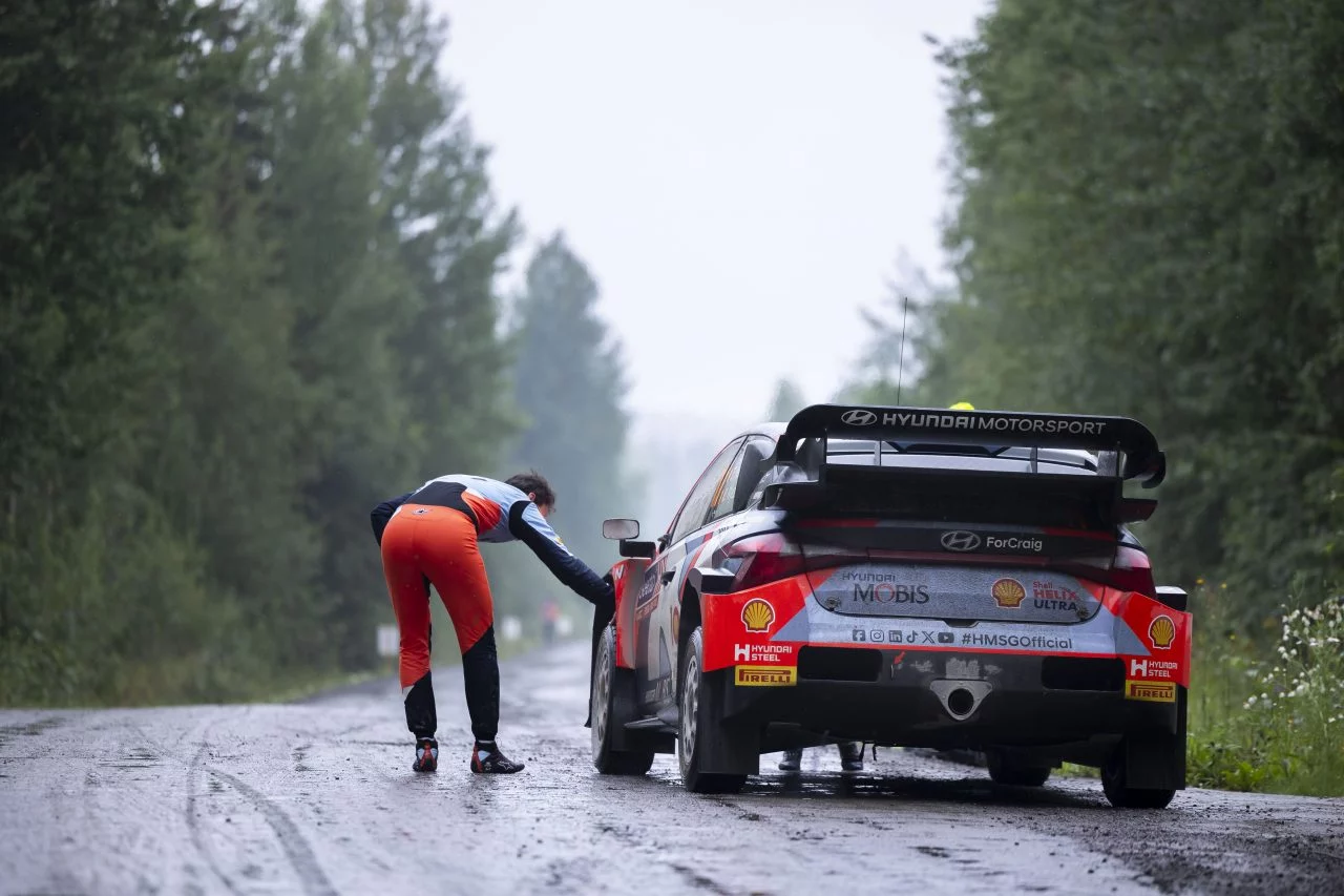 Vista trasera y lateral de un Hyundai en competición del WRC.