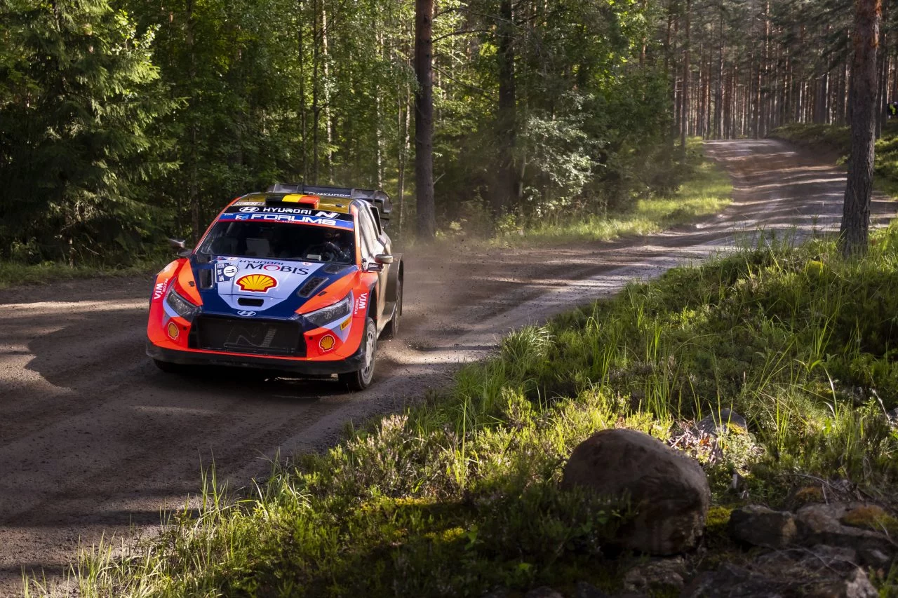 Kalle Rovanperä domina las pistas finlandesas con su Toyota en el Rally de Finlandia.