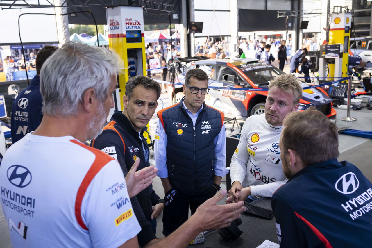 Equipo Hyundai Motorsport en una reunión estratégica