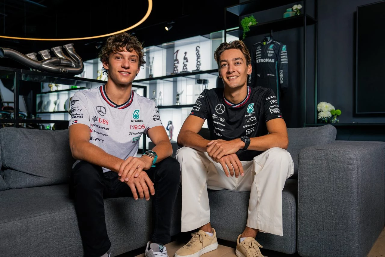 Andrea Kimi Antonelli junto a George Russell, alineación de pilotos para Mercedes-AMG F1 en 2025.