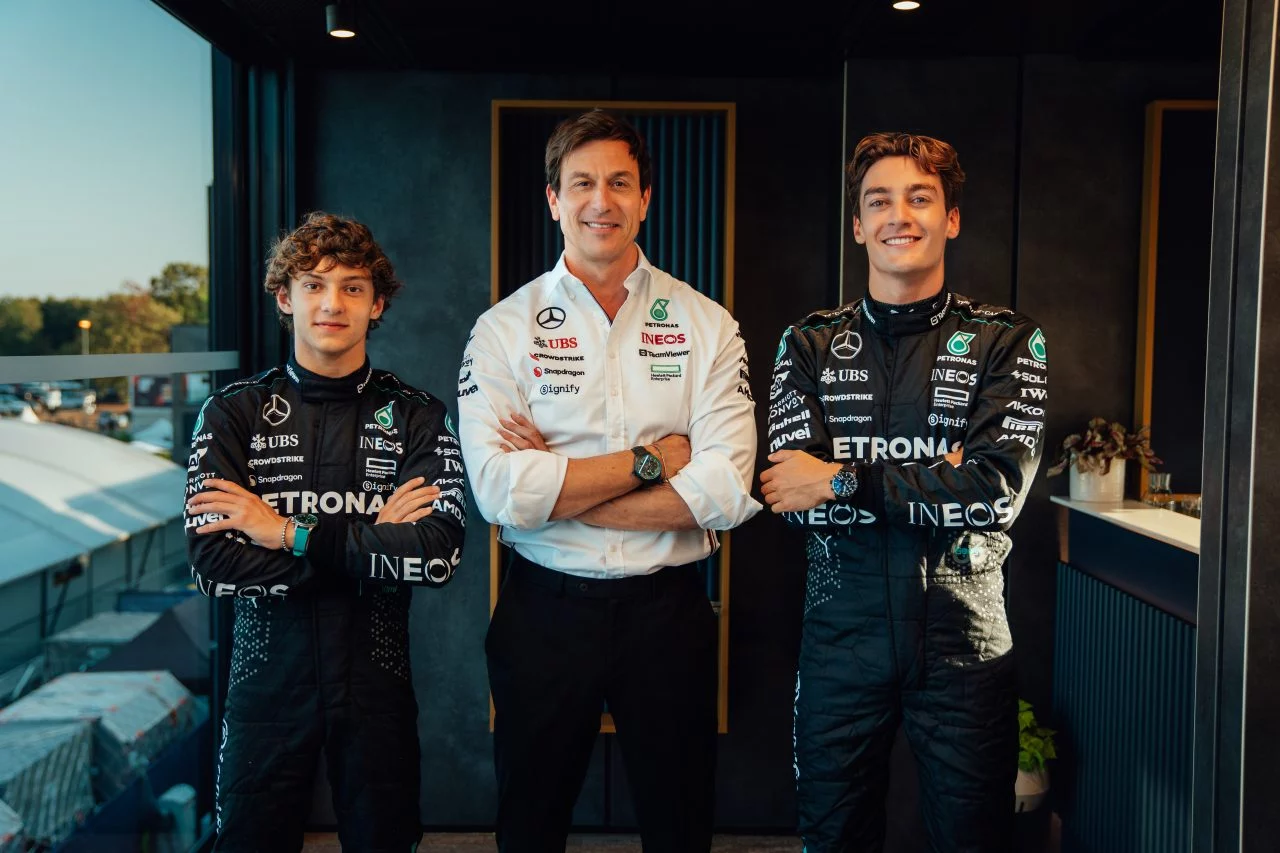 Andrea Kimi Antonelli junto a George Russell y Toto Wolff en Mercedes-AMG F1