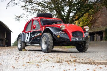 Citroën 2CV preparado para rally con dos motores y tracción total.