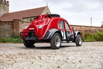 Citroën 2CV preparado para rally con dos motores y tracción total.