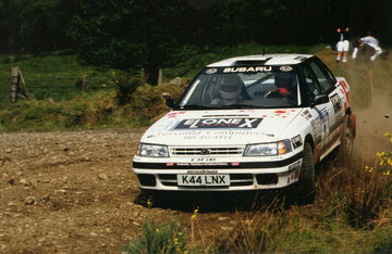 Competidor en acción durante Rallyday, dominando la tierra.