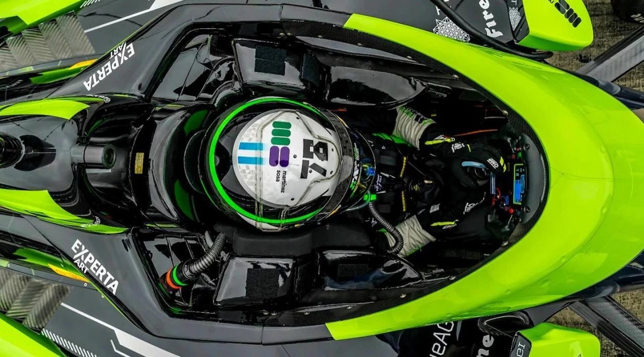 Vista del motor de un coche de IndyCar, resaltando detalles técnicos.