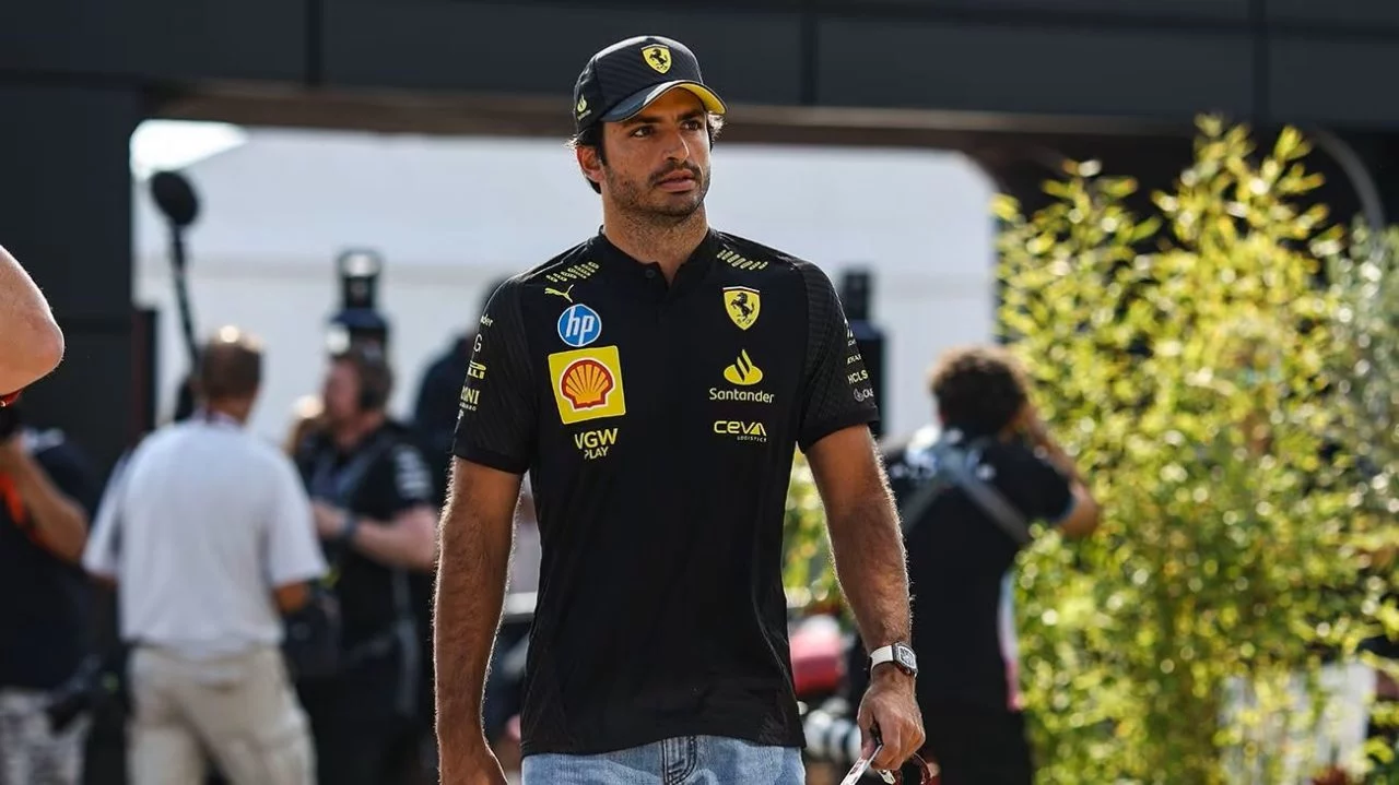 Carlos Sainz caminando en el paddock de Monza, ilusión en la mirada de los tifosi.