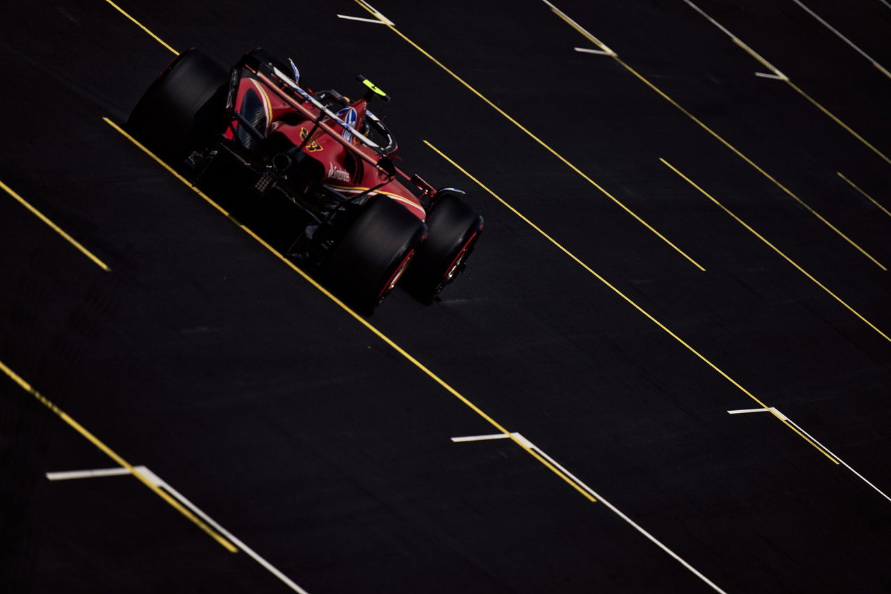 Vista aérea del McLaren de Carlos Sainz en clasificación, mostrando el techo y la aerodinámica lateral.