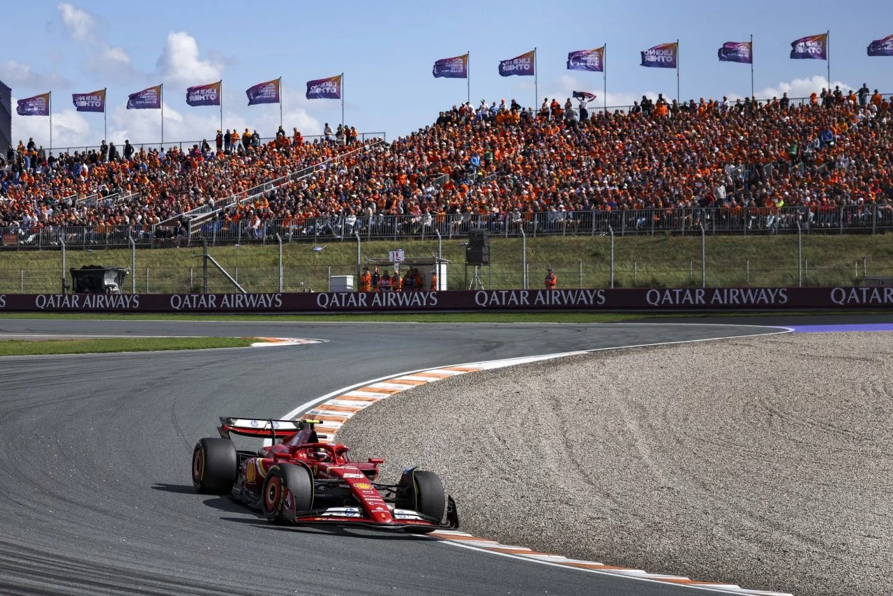 Imagen de Carlos Sainz pilotando a alta velocidad en el GP de los Países Bajos