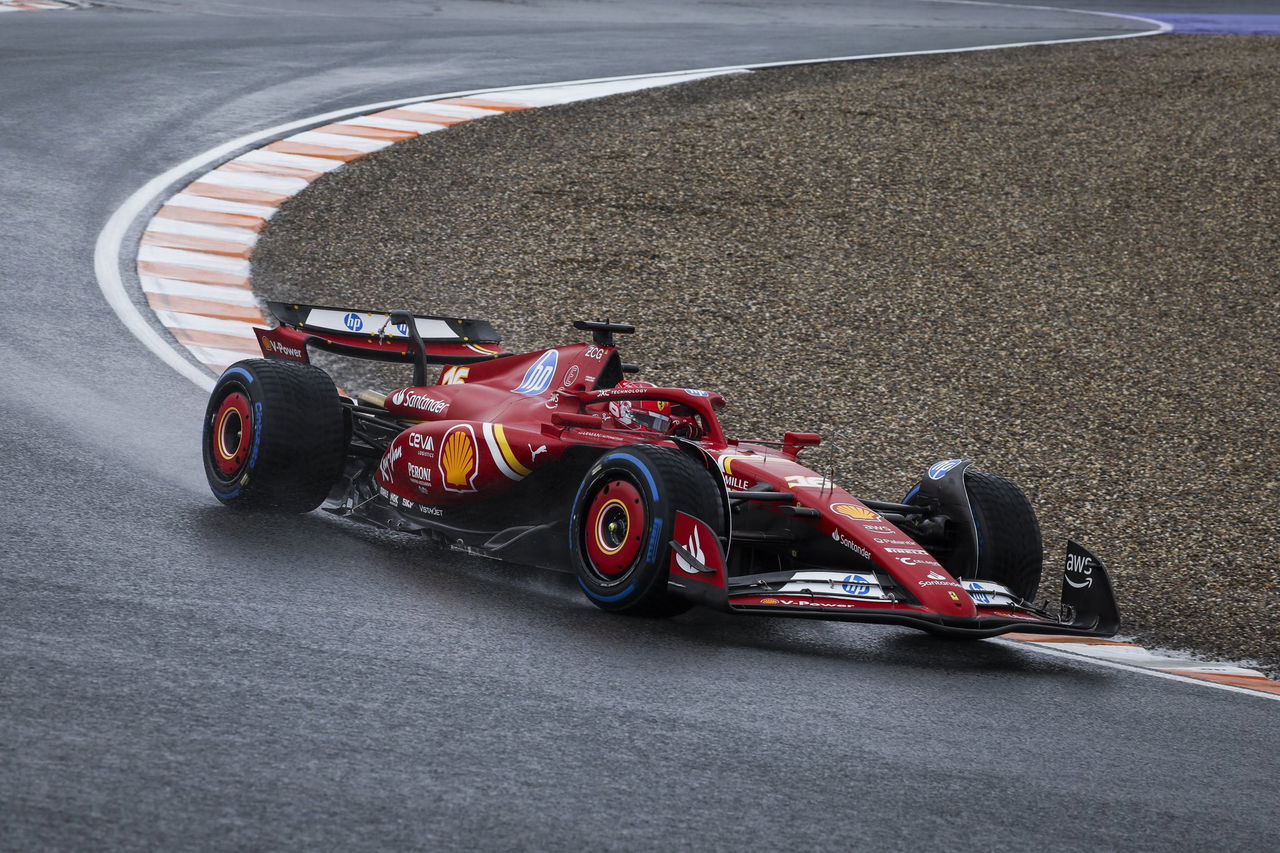 Monoplaza de Ferrari en acción durante la FP1 en Zandvoort