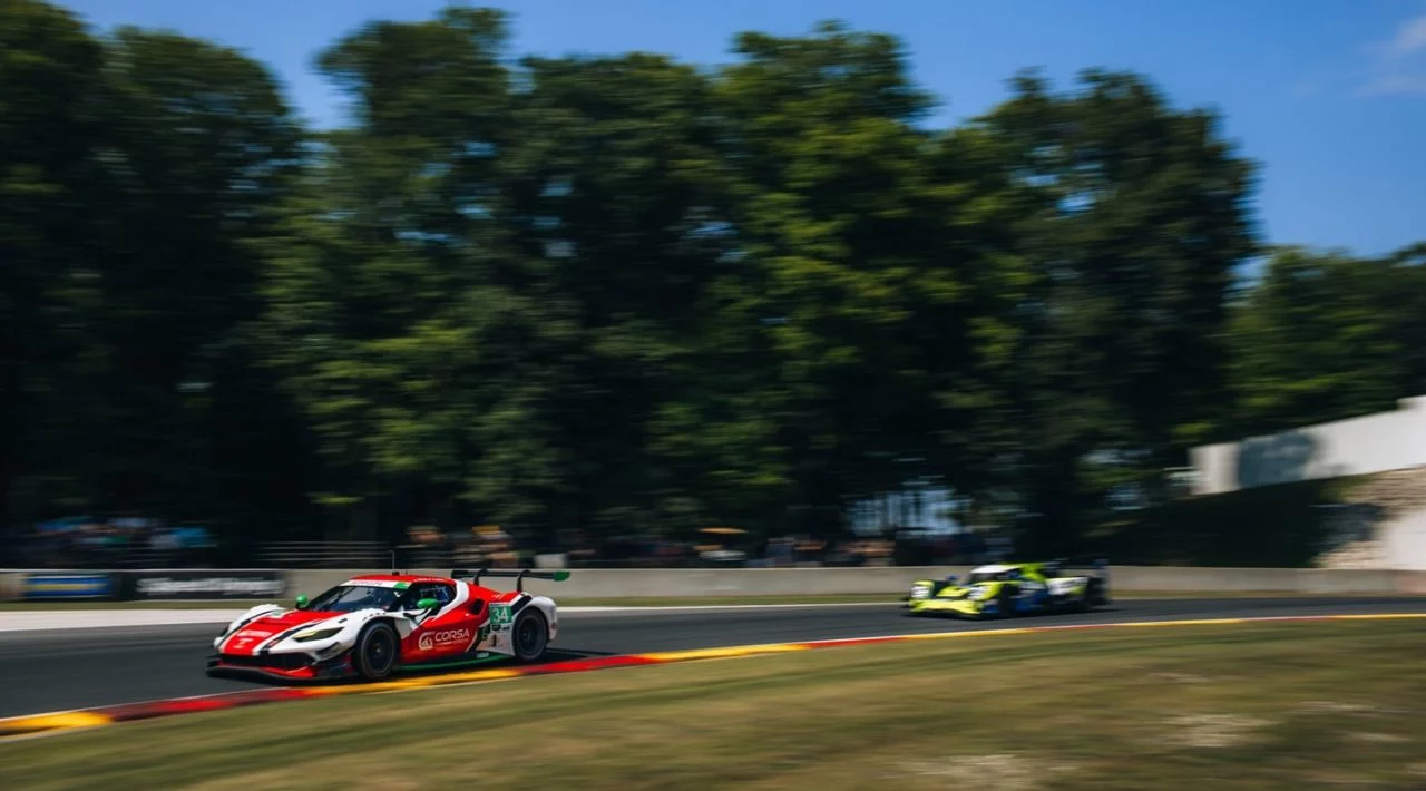 El Porsche de Penske Motorsport dominando en Road América.