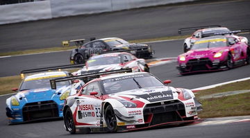 Vehículos Nissan compitiendo con agresividad en el circuito de Fuji.