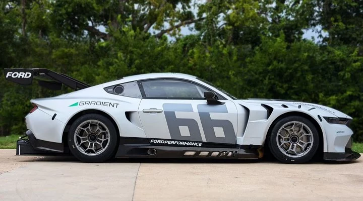 Vista lateral del Ford Mustang GT3 de Gradient Racing para la temporada 2024.