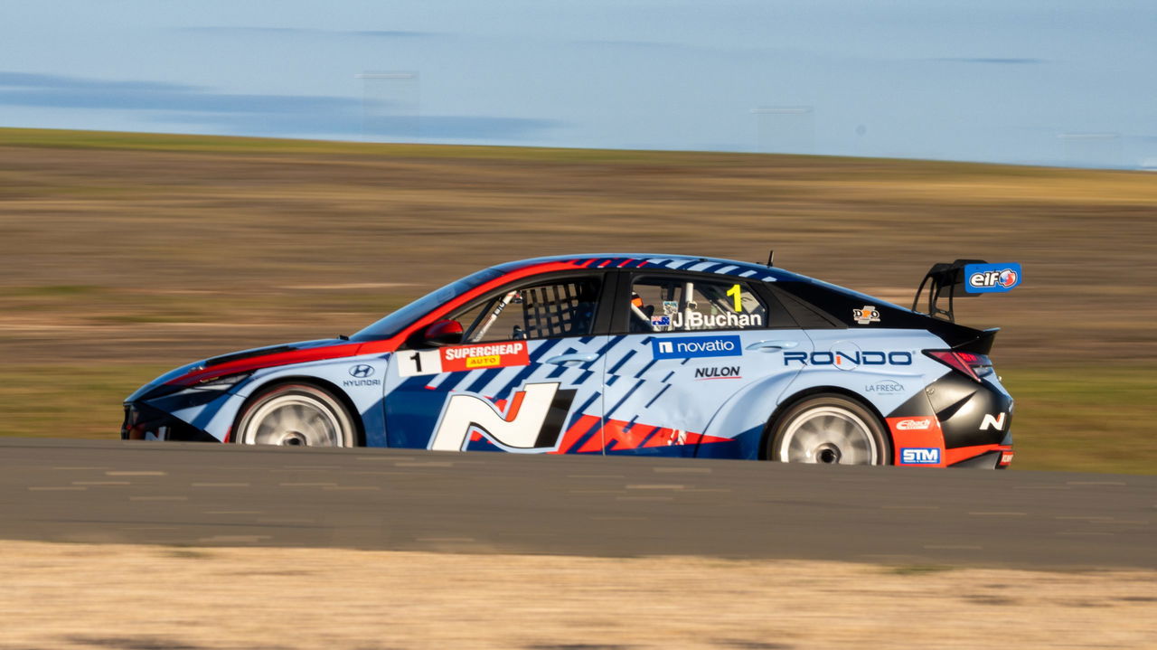 Hyundai en acción durante la carrera, mostrando su dinamismo y estética deportiva.