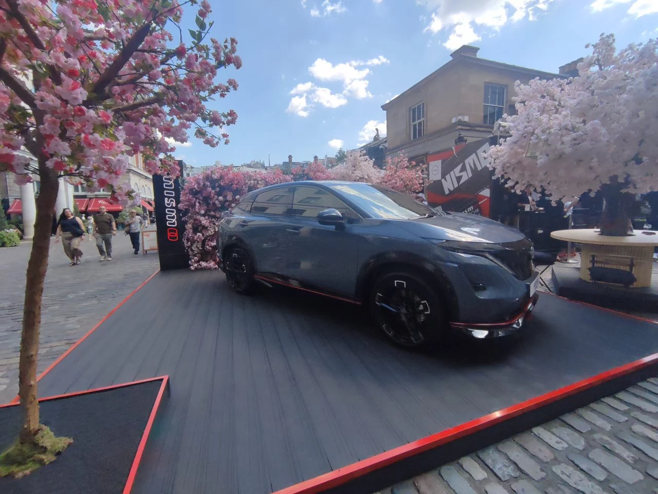 Vista lateral de un SUV eléctrico en una exposición al aire libre