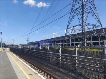 Vista de la infraestructura ferroviaria en Londres con un enfoque moderno y sostenible.