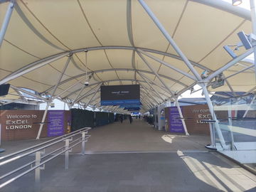 Vista de la entrada al ExCeL London durante un evento de vehículos eléctricos.