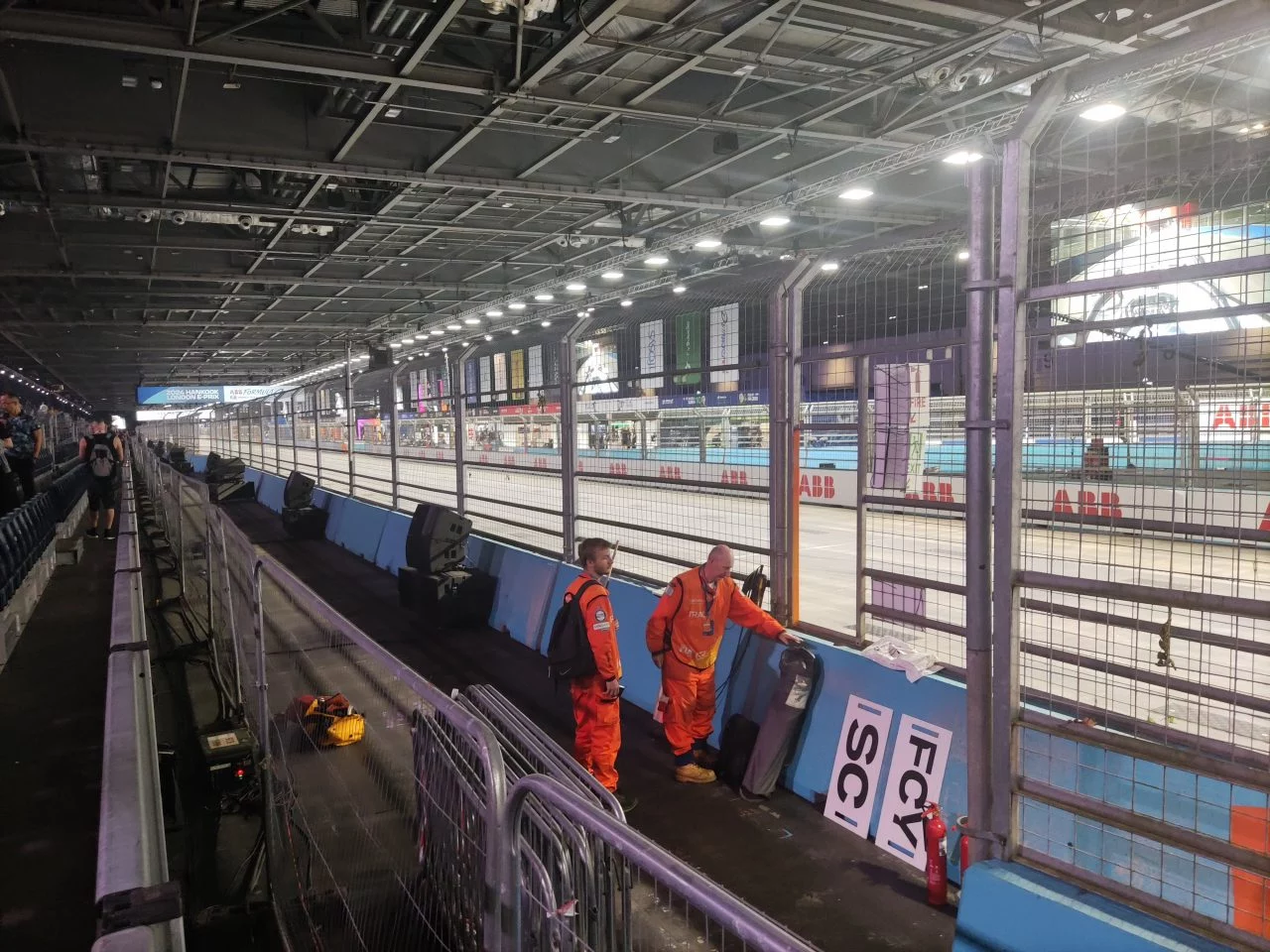 Vista del circuito de Formula E en Londres, con un ambiente vibrante y tecnológico.