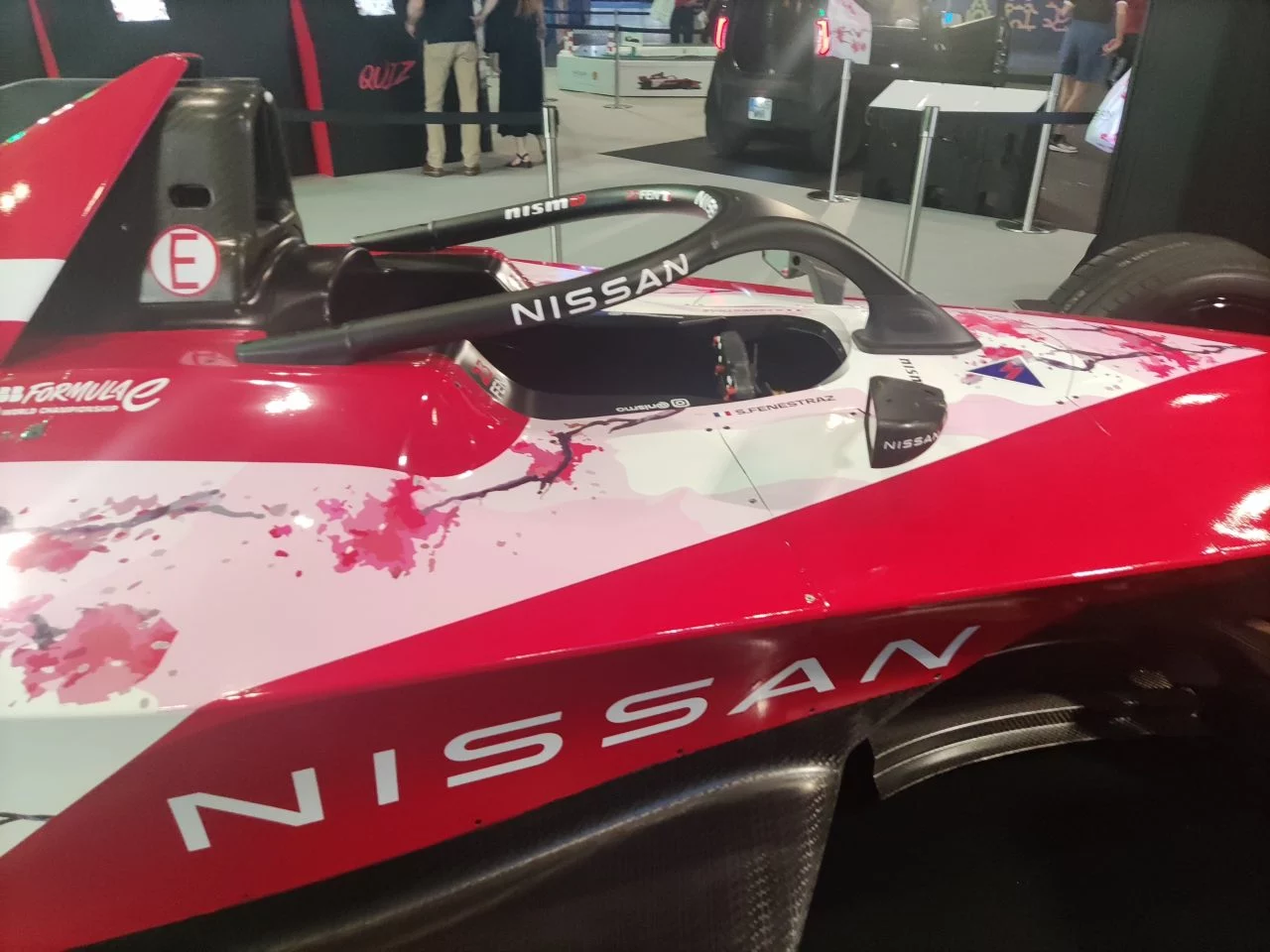 Monoplaza Nissan en exhibición con diseño vanguardista y colores vivos