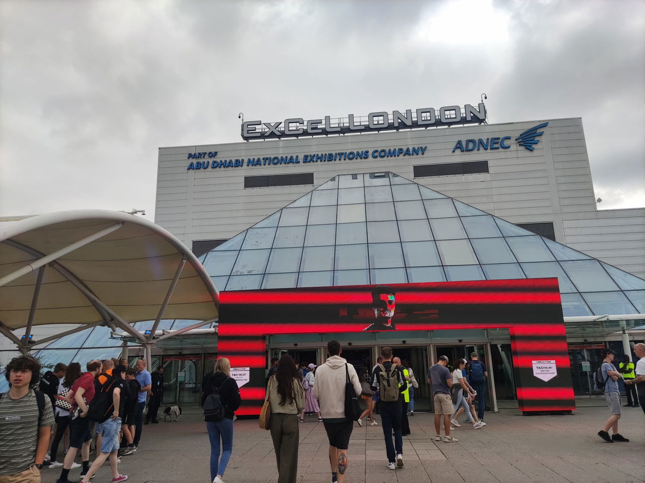 Fachada del ExCeL London durante evento de coches eléctricos