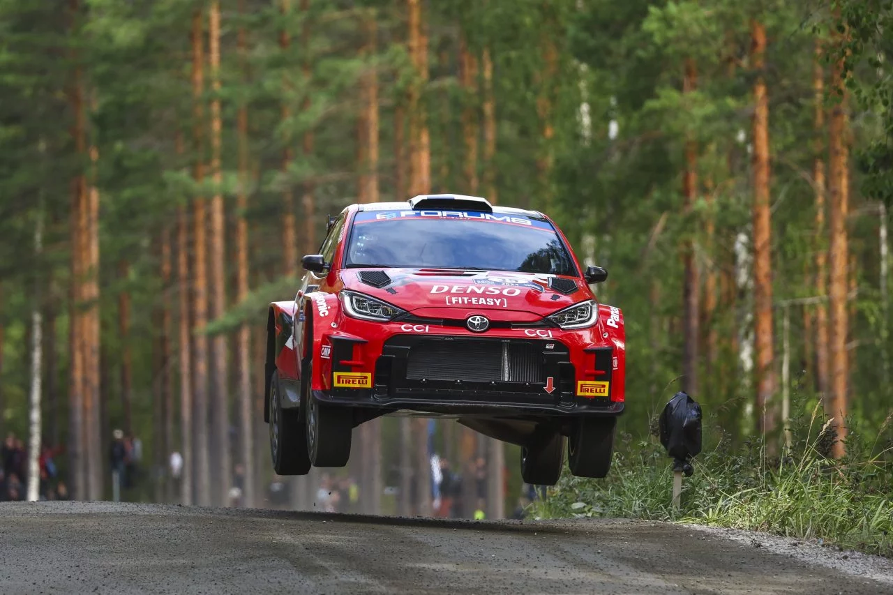 Rovanperä domina Rally Finlandia con maestría en su Toyota Yaris WRC.