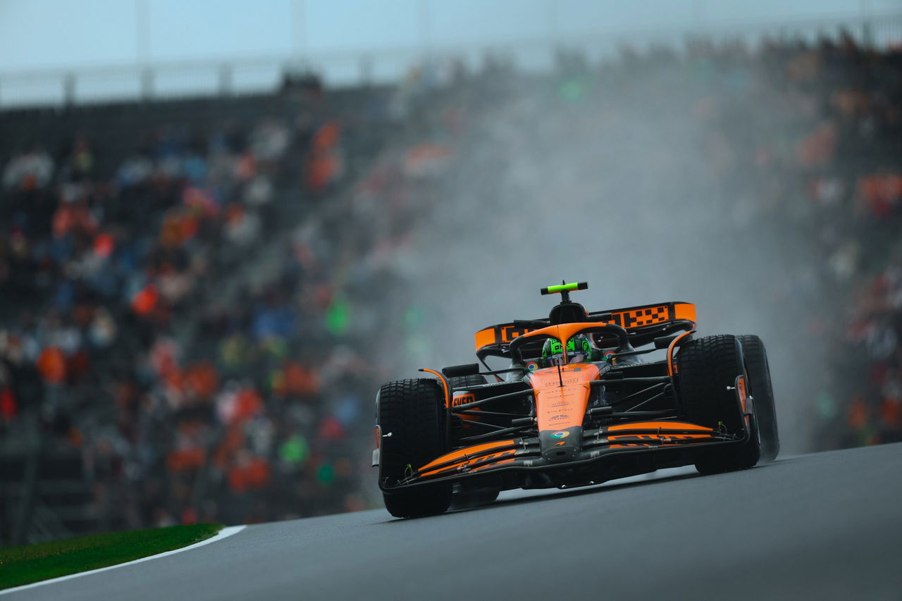 Lando Norris domina con su McLaren en una pista de Zandvoort húmeda.