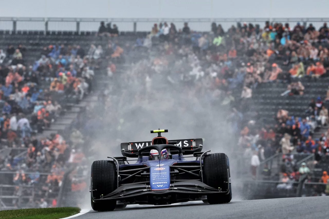 Lando Norris lidera con McLaren en condiciones húmedas en Zandvoort